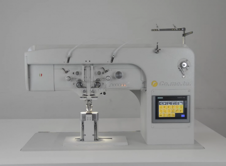 2AI – Double needle, triple feed, post bed, lockstitch sewing machine with automatically adjustable needle distance for decorative stitching